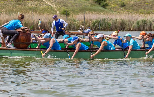 Odessa, Ukrayna - 2 Haziran 2019: Dragon Boat Festivali sırasında Dragon Boat Racing, Dragboat Racing popüler geleneksel Çin su sporudur. Nehirdeki dragboat. Yaz yarışında kürek kürek kürek insanlar kürek