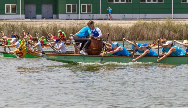 Odessa, Ukrayna - 2 Haziran 2019: Dragon Boat Festivali sırasında Dragon Boat Racing, Dragboat Racing popüler geleneksel Çin su sporudur. Nehirdeki dragboat. Yaz yarışında kürek kürek kürek insanlar kürek