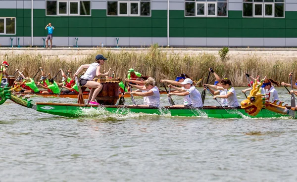 Odessa, Ukrayna - 2 Haziran 2019: Dragon Boat Festivali sırasında Dragon Boat Racing, Dragboat Racing popüler geleneksel Çin su sporudur. Nehirdeki dragboat. Yaz yarışında kürek kürek kürek insanlar kürek
