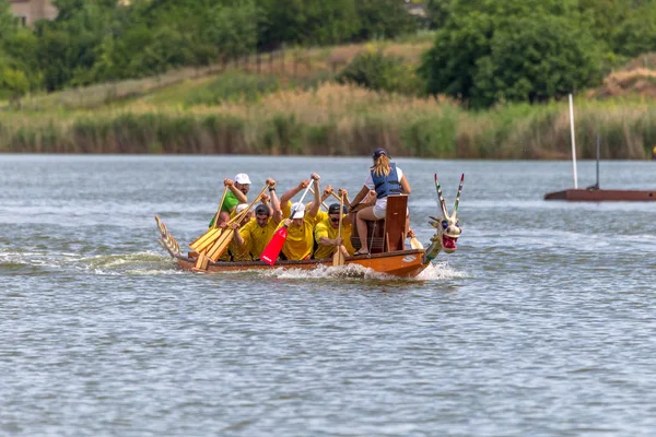 Odessa, Ukrayna - 2 Haziran 2019: Dragon Boat Festivali sırasında Dragon Boat Racing, Dragboat Racing popüler geleneksel Çin su sporudur. Nehirdeki dragboat. Yaz yarışında kürek kürek kürek insanlar kürek