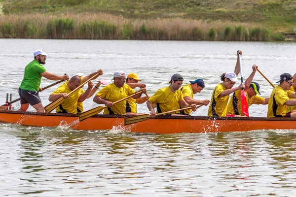 Odessa, Ukrayna - 2 Haziran 2019: Dragon Boat Festivali sırasında Dragon Boat Racing, Dragboat Racing popüler geleneksel Çin su sporudur. Nehirdeki dragboat. Yaz yarışında kürek kürek kürek insanlar kürek
