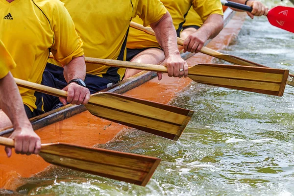 Odessa, Ukrayna - 2 Haziran 2019: Dragon Boat Festivali sırasında Dragon Boat Racing, Dragboat Racing popüler geleneksel Çin su sporudur. Nehirdeki dragboat. Yaz yarışında kürek kürek kürek insanlar kürek