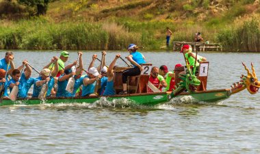 Odessa, Ukrayna - 2 Haziran 2019: Dragon Boat Festivali sırasında Dragon Boat Racing, Dragboat Racing popüler geleneksel Çin su sporudur. Nehirdeki dragboat. Yaz yarışında kürek kürek kürek insanlar kürek