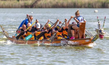 Odessa, Ukrayna - 2 Haziran 2019: Dragon Boat Festivali sırasında Dragon Boat Racing, Dragboat Racing popüler geleneksel Çin su sporudur. Nehirdeki dragboat. Yaz yarışında kürek kürek kürek insanlar kürek