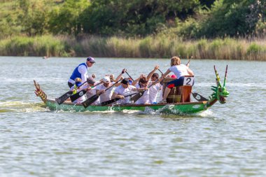 Odessa, Ukrayna - 2 Haziran 2019: Dragon Boat Festivali sırasında Dragon Boat Racing, Dragboat Racing popüler geleneksel Çin su sporudur. Nehirdeki dragboat. Yaz yarışında kürek kürek kürek insanlar kürek