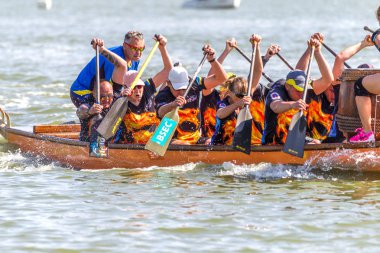 Odessa, Ukrayna - 2 Haziran 2019: Dragon Boat Festivali sırasında Dragon Boat Racing, Dragboat Racing popüler geleneksel Çin su sporudur. Nehirdeki dragboat. Yaz yarışında kürek kürek kürek insanlar kürek