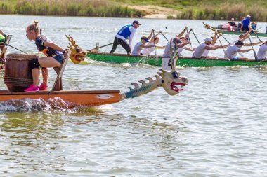 Odessa, Ukrayna - 2 Haziran 2019: Dragon Boat Festivali sırasında Dragon Boat Racing, Dragboat Racing popüler geleneksel Çin su sporudur. Nehirdeki dragboat. Yaz yarışında kürek kürek kürek insanlar kürek