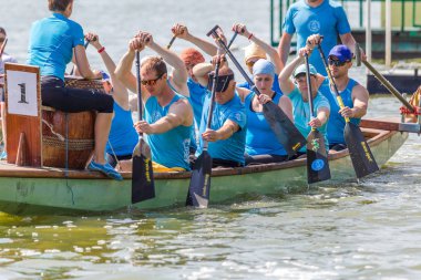 Odessa, Ukrayna - 2 Haziran 2019: Dragon Boat Festivali sırasında Dragon Boat Racing, Dragboat Racing popüler geleneksel Çin su sporudur. Nehirdeki dragboat. Yaz yarışında kürek kürek kürek insanlar kürek