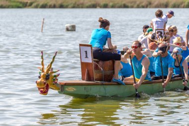 Odessa, Ukrayna - 2 Haziran 2019: Dragon Boat Festivali sırasında Dragon Boat Racing, Dragboat Racing popüler geleneksel Çin su sporudur. Nehirdeki dragboat. Yaz yarışında kürek kürek kürek insanlar kürek