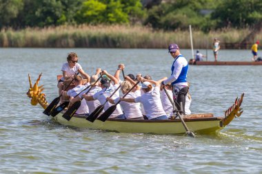 Odessa, Ukrayna - 2 Haziran 2019: Dragon Boat Festivali sırasında Dragon Boat Racing, Dragboat Racing popüler geleneksel Çin su sporudur. Nehirdeki dragboat. Yaz yarışında kürek kürek kürek insanlar kürek