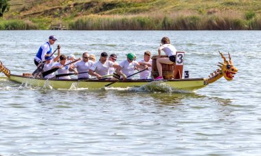Odessa, Ukrayna - 2 Haziran 2019: Dragon Boat Festivali sırasında Dragon Boat Racing, Dragboat Racing popüler geleneksel Çin su sporudur. Nehirdeki dragboat. Yaz yarışında kürek kürek kürek insanlar kürek