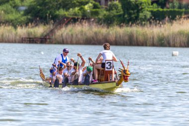 Odessa, Ukrayna - 2 Haziran 2019: Dragon Boat Festivali sırasında Dragon Boat Racing, Dragboat Racing popüler geleneksel Çin su sporudur. Nehirdeki dragboat. Yaz yarışında kürek kürek kürek insanlar kürek