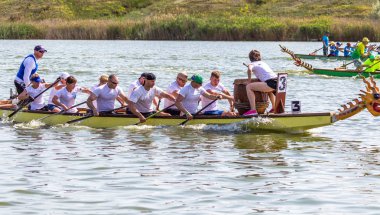 Odessa, Ukrayna - 2 Haziran 2019: Dragon Boat Festivali sırasında Dragon Boat Racing, Dragboat Racing popüler geleneksel Çin su sporudur. Nehirdeki dragboat. Yaz yarışında kürek kürek kürek insanlar kürek
