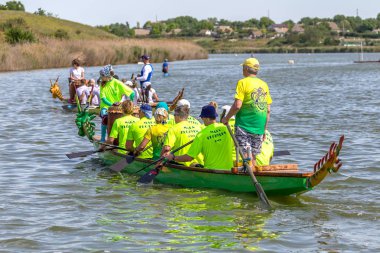 Odessa, Ukrayna - 2 Haziran 2019: Dragon Boat Festivali sırasında Dragon Boat Racing, Dragboat Racing popüler geleneksel Çin su sporudur. Nehirdeki dragboat. Yaz yarışında kürek kürek kürek insanlar kürek