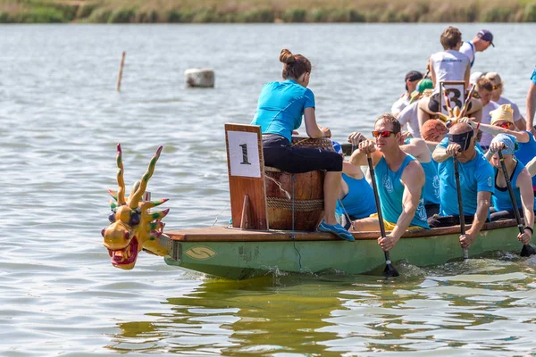 乌克兰奥德萨 2019年6月2日 端午节期间龙舟赛 龙舟赛是中国传统水上运动 河上的拖船夏季比赛中人们划桨 — 图库照片
