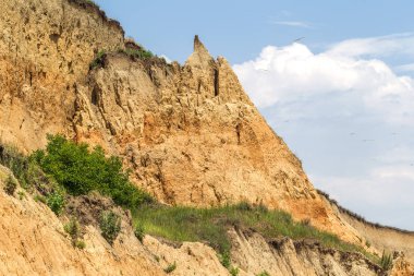 Karadeniz kıyısındaki heyelan bölgesi. Deniz taşı kabuğu. Yağmur mevsiminde doğal afetler bölgesi. Büyük toprak kütleleri tepenin yamacında kayıp evleri yok ediyor. Heyelan - yaşam tehdidi