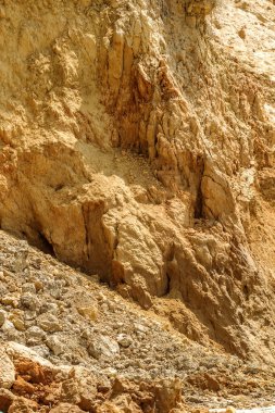 Karadeniz kıyısındaki heyelan bölgesi. Deniz taşı kabuğu. Yağmur mevsiminde doğal afetler bölgesi. Büyük toprak kütleleri tepenin yamacında kayıp evleri yok ediyor. Heyelan - yaşam tehdidi