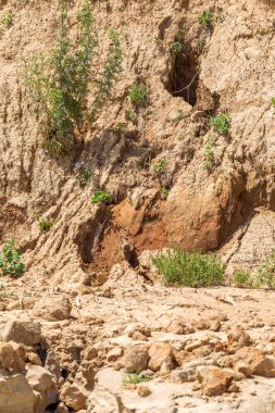 Karadeniz kıyısındaki heyelan bölgesi. Deniz taşı kabuğu. Yağmur mevsiminde doğal afetler bölgesi. Büyük toprak kütleleri tepenin yamacında kayıp evleri yok ediyor. Heyelan - yaşam tehdidi