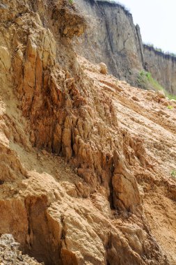 Karadeniz kıyısındaki heyelan bölgesi. Deniz taşı kabuğu. Yağmur mevsiminde doğal afetler bölgesi. Büyük toprak kütleleri tepenin yamacında kayıp evleri yok ediyor. Heyelan - yaşam tehdidi