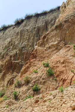 Karadeniz kıyısındaki heyelan bölgesi. Deniz taşı kabuğu. Yağmur mevsiminde doğal afetler bölgesi. Büyük toprak kütleleri tepenin yamacında kayıp evleri yok ediyor. Heyelan - yaşam tehdidi
