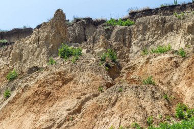 Karadeniz kıyısındaki heyelan bölgesi. Deniz taşı kabuğu. Yağmur mevsiminde doğal afetler bölgesi. Büyük toprak kütleleri tepenin yamacında kayıp evleri yok ediyor. Heyelan - yaşam tehdidi