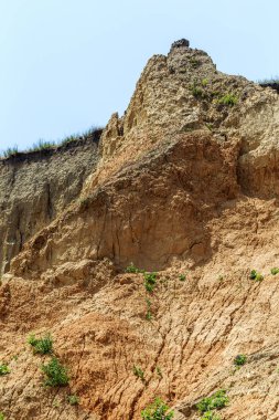 Karadeniz kıyısındaki heyelan bölgesi. Deniz taşı kabuğu. Yağmur mevsiminde doğal afetler bölgesi. Büyük toprak kütleleri tepenin yamacında kayıp evleri yok ediyor. Heyelan - yaşam tehdidi