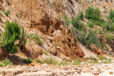 Karadeniz kıyısındaki heyelan bölgesi. Deniz taşı kabuğu. Yağmur mevsiminde doğal afetler bölgesi. Büyük toprak kütleleri tepenin yamacında kayıp evleri yok ediyor. Heyelan - yaşam tehdidi
