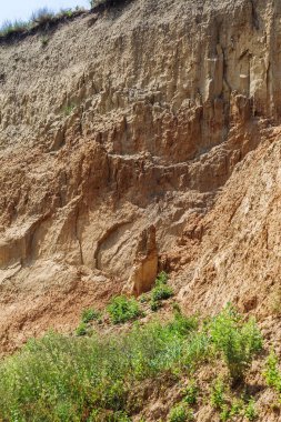 Karadeniz kıyısındaki heyelan bölgesi. Deniz taşı kabuğu. Yağmur mevsiminde doğal afetler bölgesi. Büyük toprak kütleleri tepenin yamacında kayıp evleri yok ediyor. Heyelan - yaşam tehdidi