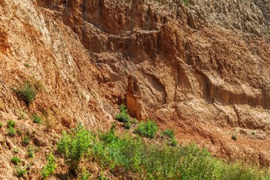 Karadeniz kıyısındaki heyelan bölgesi. Deniz taşı kabuğu. Yağmur mevsiminde doğal afetler bölgesi. Büyük toprak kütleleri tepenin yamacında kayıp evleri yok ediyor. Heyelan - yaşam tehdidi