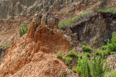 Karadeniz kıyısındaki heyelan bölgesi. Deniz taşı kabuğu. Yağmur mevsiminde doğal afetler bölgesi. Büyük toprak kütleleri tepenin yamacında kayıp evleri yok ediyor. Heyelan - yaşam tehdidi