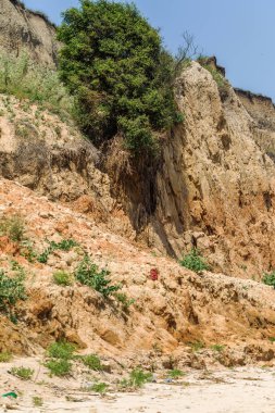 Karadeniz kıyısındaki heyelan bölgesi. Deniz taşı kabuğu. Yağmur mevsiminde doğal afetler bölgesi. Büyük toprak kütleleri tepenin yamacında kayıp evleri yok ediyor. Heyelan - yaşam tehdidi