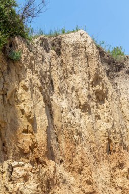 Karadeniz kıyısındaki heyelan bölgesi. Deniz taşı kabuğu. Yağmur mevsiminde doğal afetler bölgesi. Büyük toprak kütleleri tepenin yamacında kayıp evleri yok ediyor. Heyelan - yaşam tehdidi