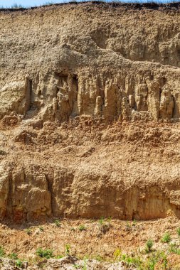 Karadeniz kıyısındaki heyelan bölgesi. Deniz taşı kabuğu. Yağmur mevsiminde doğal afetler bölgesi. Büyük toprak kütleleri tepenin yamacında kayıp evleri yok ediyor. Heyelan - yaşam tehdidi