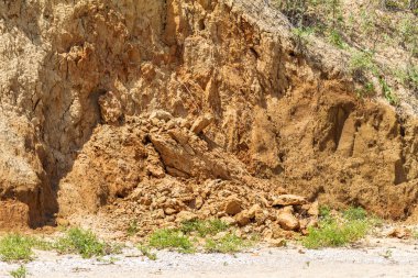Karadeniz kıyısındaki heyelan bölgesi. Deniz taşı kabuğu. Yağmur mevsiminde doğal afetler bölgesi. Büyük toprak kütleleri tepenin yamacında kayıp evleri yok ediyor. Heyelan - yaşam tehdidi