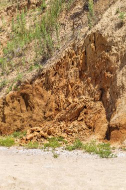 Karadeniz kıyısındaki heyelan bölgesi. Deniz taşı kabuğu. Yağmur mevsiminde doğal afetler bölgesi. Büyük toprak kütleleri tepenin yamacında kayıp evleri yok ediyor. Heyelan - yaşam tehdidi