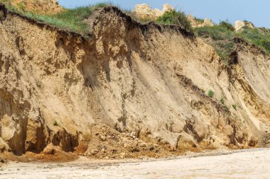 Karadeniz kıyısındaki heyelan bölgesi. Deniz taşı kabuğu. Yağmur mevsiminde doğal afetler bölgesi. Büyük toprak kütleleri tepenin yamacında kayıp evleri yok ediyor. Heyelan - yaşam tehdidi