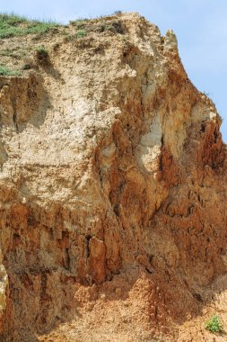 Karadeniz kıyısındaki heyelan bölgesi. Deniz taşı kabuğu. Yağmur mevsiminde doğal afetler bölgesi. Büyük toprak kütleleri tepenin yamacında kayıp evleri yok ediyor. Heyelan - yaşam tehdidi