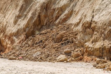 Karadeniz kıyısındaki heyelan bölgesi. Deniz taşı kabuğu. Yağmur mevsiminde doğal afetler bölgesi. Büyük toprak kütleleri tepenin yamacında kayıp evleri yok ediyor. Heyelan - yaşam tehdidi
