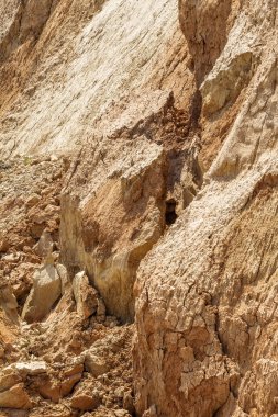 Karadeniz kıyısındaki heyelan bölgesi. Deniz taşı kabuğu. Yağmur mevsiminde doğal afetler bölgesi. Büyük toprak kütleleri tepenin yamacında kayıp evleri yok ediyor. Heyelan - yaşam tehdidi