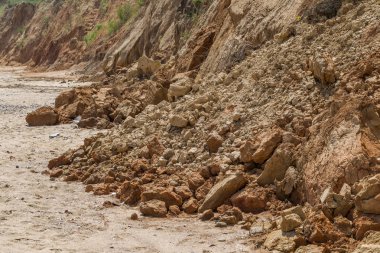 Karadeniz kıyısındaki heyelan bölgesi. Deniz taşı kabuğu. Yağmur mevsiminde doğal afetler bölgesi. Büyük toprak kütleleri tepenin yamacında kayıp evleri yok ediyor. Heyelan - yaşam tehdidi