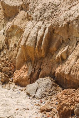 Karadeniz kıyısındaki heyelan bölgesi. Deniz taşı kabuğu. Yağmur mevsiminde doğal afetler bölgesi. Büyük toprak kütleleri tepenin yamacında kayıp evleri yok ediyor. Heyelan - yaşam tehdidi