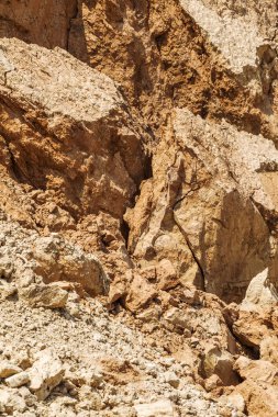 Karadeniz kıyısındaki heyelan bölgesi. Deniz taşı kabuğu. Yağmur mevsiminde doğal afetler bölgesi. Büyük toprak kütleleri tepenin yamacında kayıp evleri yok ediyor. Heyelan - yaşam tehdidi