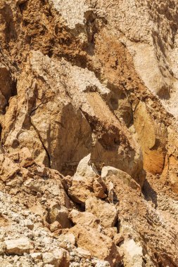 Karadeniz kıyısındaki heyelan bölgesi. Deniz taşı kabuğu. Yağmur mevsiminde doğal afetler bölgesi. Büyük toprak kütleleri tepenin yamacında kayıp evleri yok ediyor. Heyelan - yaşam tehdidi