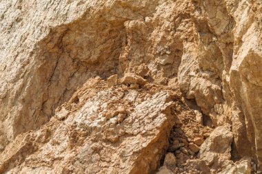 Karadeniz kıyısındaki heyelan bölgesi. Deniz taşı kabuğu. Yağmur mevsiminde doğal afetler bölgesi. Büyük toprak kütleleri tepenin yamacında kayıp evleri yok ediyor. Heyelan - yaşam tehdidi