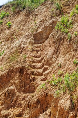 Karadeniz kıyısındaki heyelan bölgesi. Deniz taşı kabuğu. Yağmur mevsiminde doğal afetler bölgesi. Büyük toprak kütleleri tepenin yamacında kayıp evleri yok ediyor. Heyelan - yaşam tehdidi