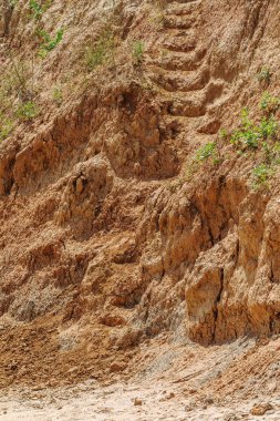 Karadeniz kıyısındaki heyelan bölgesi. Deniz taşı kabuğu. Yağmur mevsiminde doğal afetler bölgesi. Büyük toprak kütleleri tepenin yamacında kayıp evleri yok ediyor. Heyelan - yaşam tehdidi