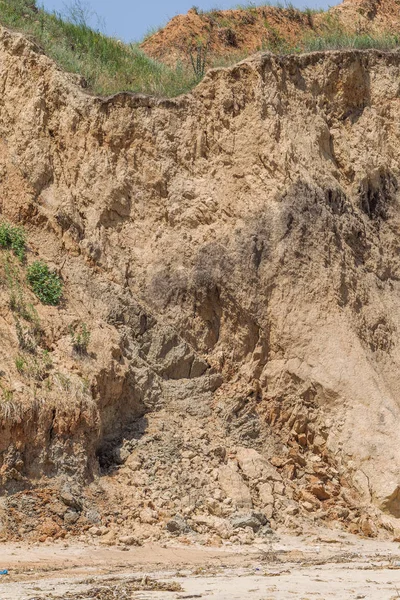 黑海沿岸的滑坡带 海岩壳的岩石 雨季期间的自然灾害区 大量的泥土沿着山坡滑落 摧毁了房屋 山体滑坡 对生命的威胁 — 图库照片