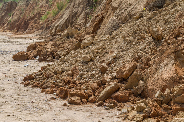 Оползневая зона на побережье Черного моря. Раковина морской скалы. Зона стихийных бедствий в сезон дождей. Большие массы земли скользят по склону холма, разрушают дома. Оползень - угроза жизни
