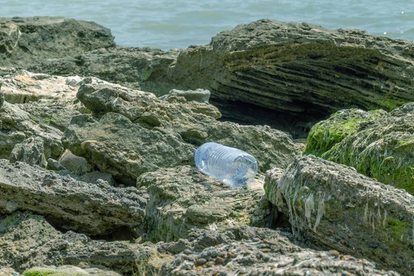 Kavramsal Felaket Çevresel Sorun Plastik Çöp Büyük Şehrin Plajına Çöp — Stok fotoğraf