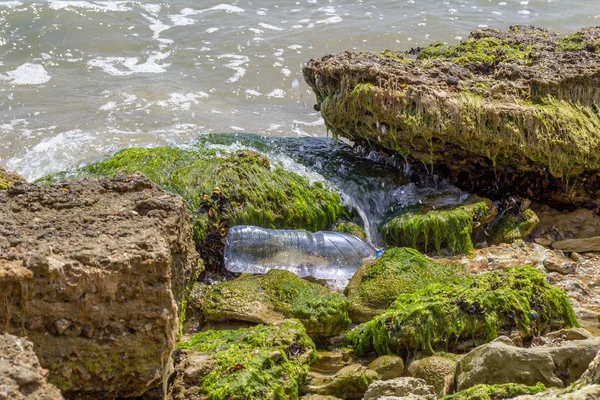 Konzeptionell Katastrophe Umweltproblem Plastikmüll Verschütteter Müll Strand Der Großstadt Leere — Stockfoto